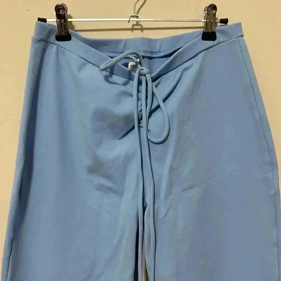 Alo Yoga - Picture 2 of 8